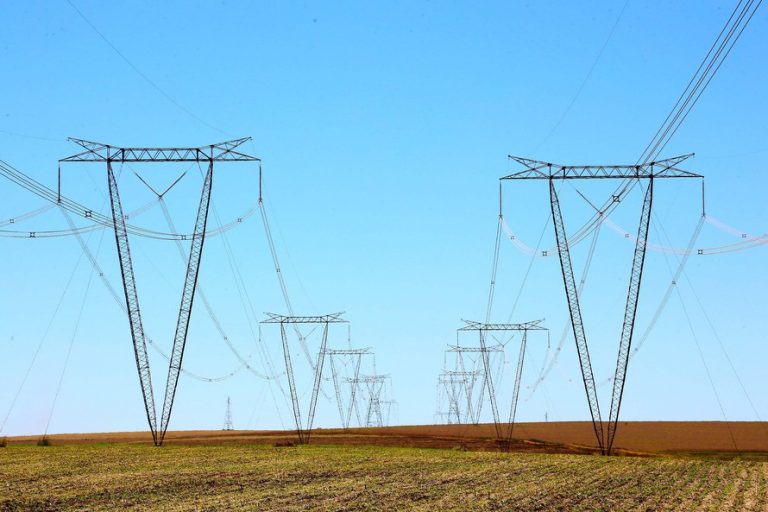 Torres de distribuição de energia elétrica