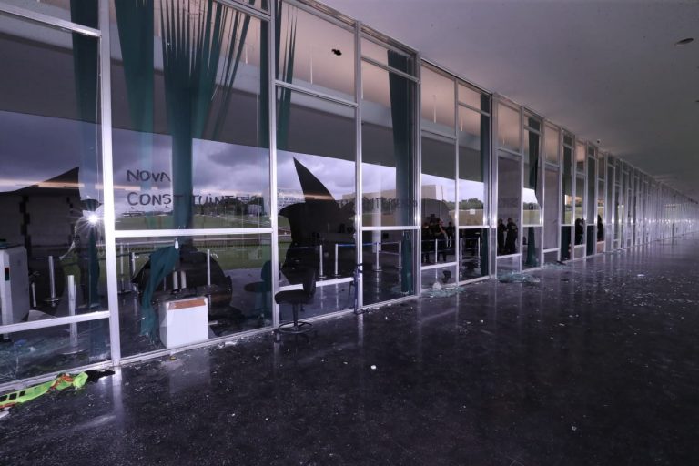 Fachada da Câmara dos Deputados com vidros quebrados