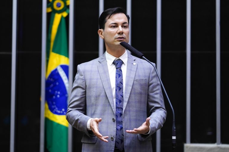 Deputado Clodoaldo Magalhães fala ao microfone