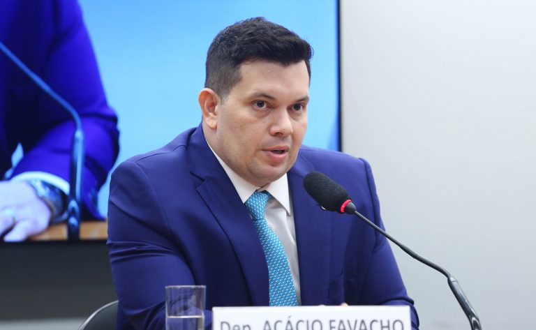 Deputado Acácio Favacho fala ao microfone
