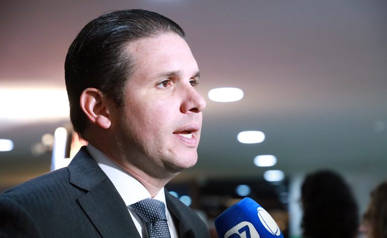 Deputado Hugo Motta fala ao microfone
