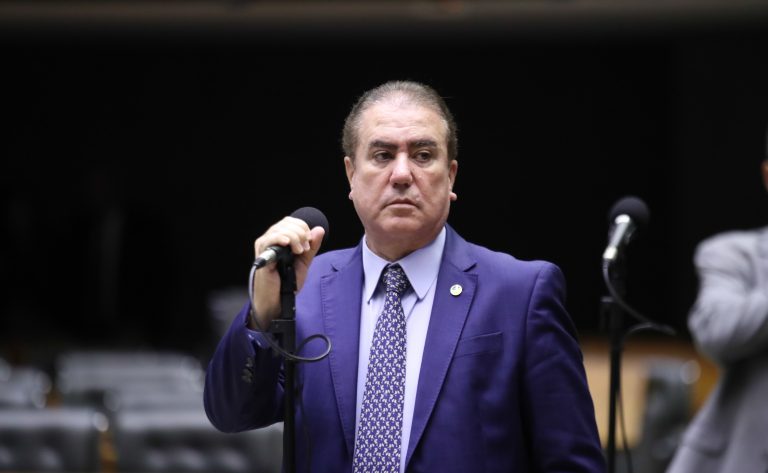 Deputado Jonas Donizette fala ao microfone