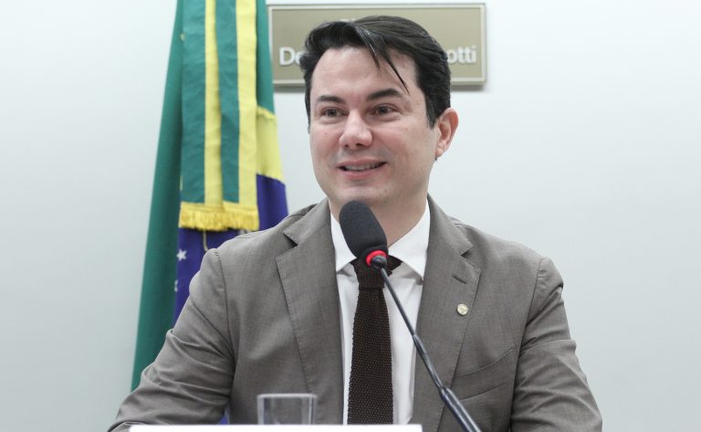 Deputado Clodoaldo Magalhães fala ao microfone
