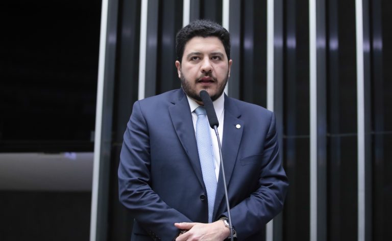Deputado Jadyel Alencar fala ao microfone