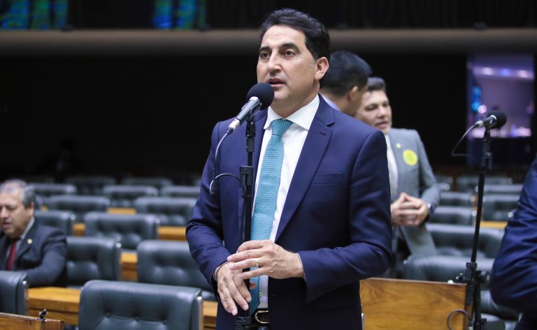 Deputado Gilvan Maximo fala ao microfone
