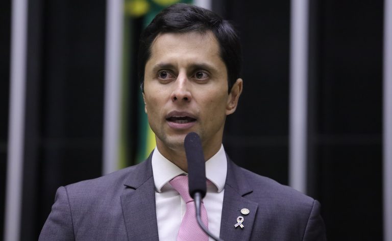Deputado Duarte Jr. fala ao microfone