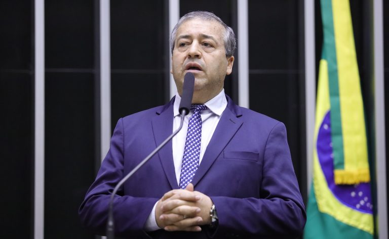 Deputado Ronaldo Nogueira fala ao microfone