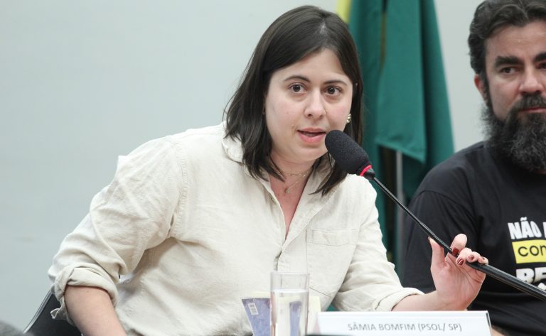 Deputada Sâmia Bomfim fala ao microfone