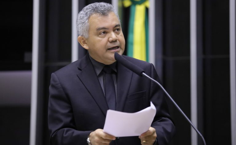 Deputado Cleber Verde fala ao microfone