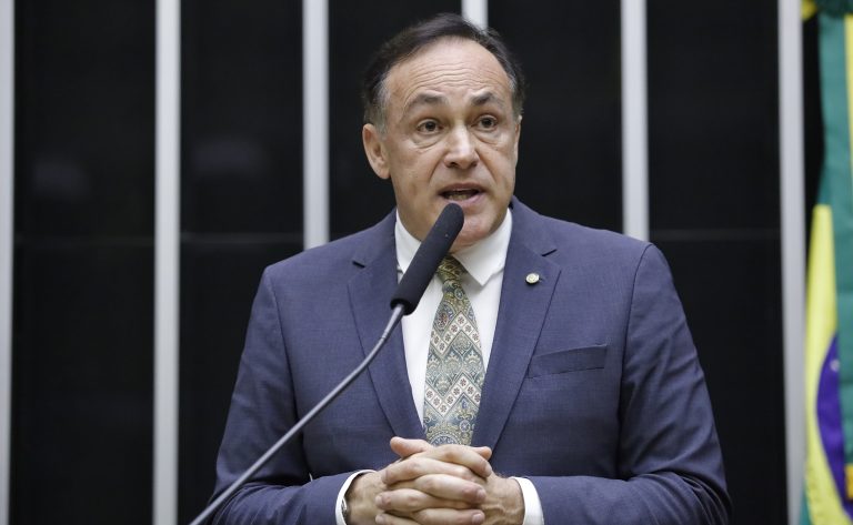 Deputado Reinhold Stephanes fala ao microfone