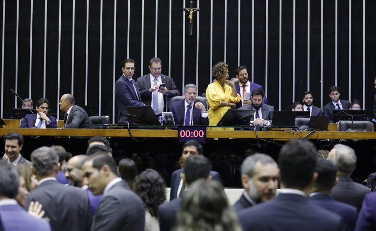 Discussão e votação de propostas legislativas.