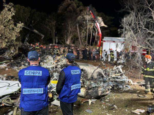 Bombeiros olham restos de um avião que caiu