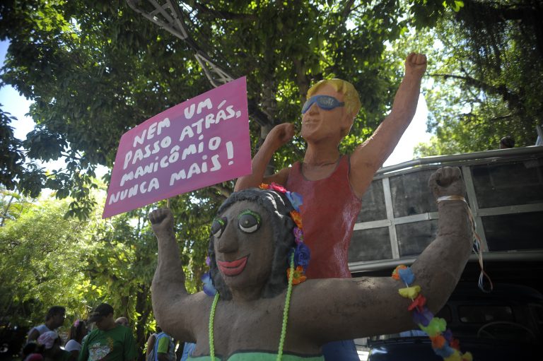 Bonecos com cartazes contra manicômio