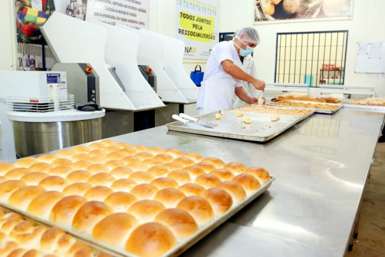 Preso trabalha numa padaria dentro da prisão