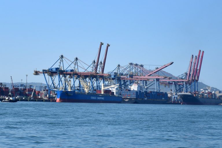 Navios atracados no porto