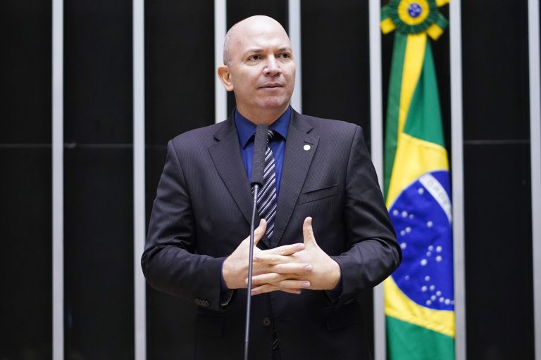 Deputado Gerlen Diniz fala ao microfone