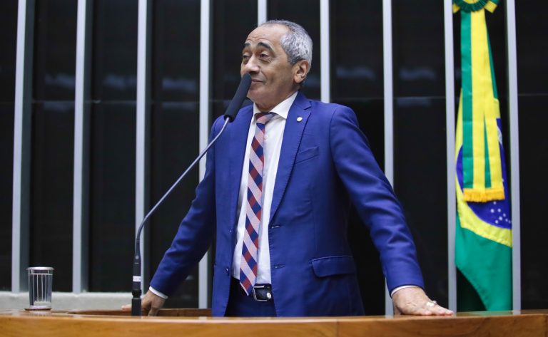 Deútado Raimundo Santos fala ao microfone