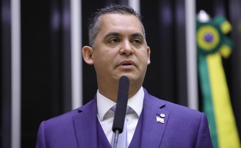 Deputado Gilson Daniel fala ao microfone