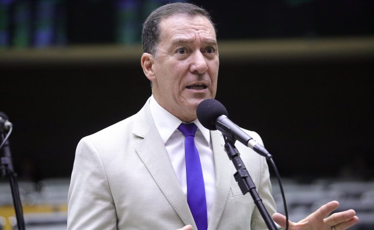 Deputado Vinicius Carvalho fala ao microfone