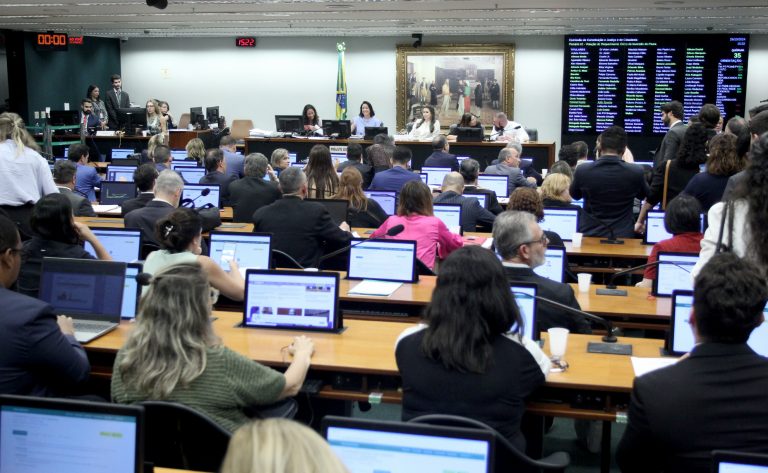 Discussão e votação de propostas legislativas.