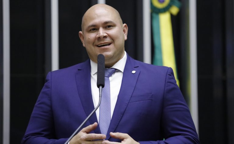 Deputado Abilio Brunini fala ao microfone