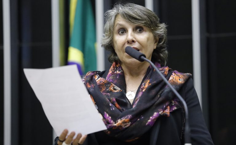 Deputada Erika Kokay a fala ao microfone
