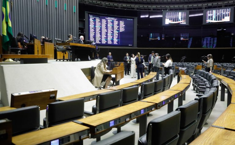 Discussão e votação de propostas legislativas.
