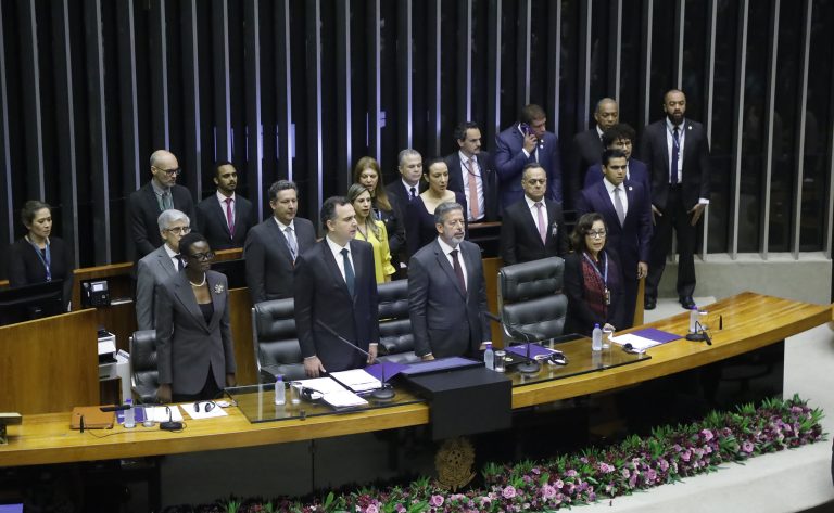 Pessoas sentadas à mesa