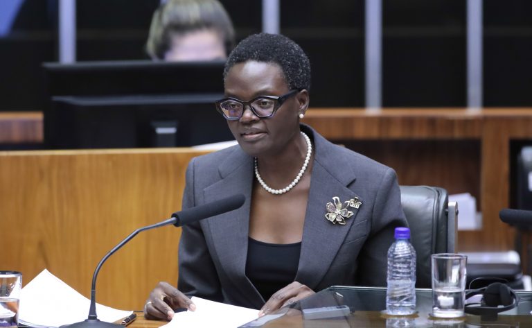 Uma mulher negra fala ao microfone
