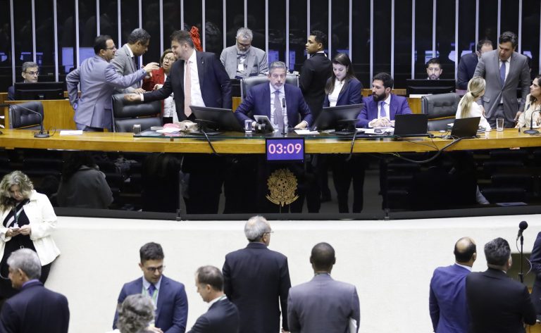 Discussão e votação de propostas legislativas.