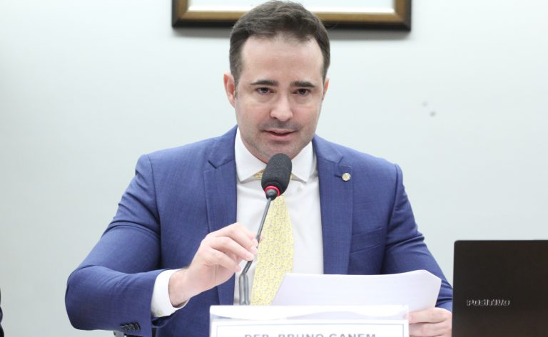 Deputado Bruno Ganem fala ao microfone