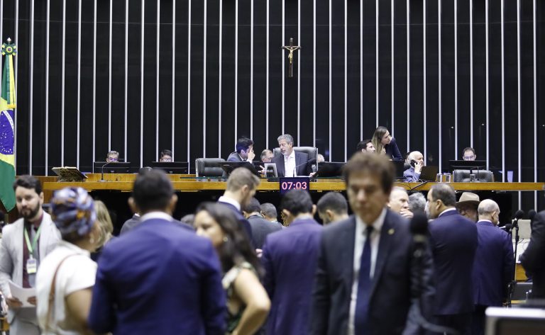 Discussão e votação de propostas legislativas.