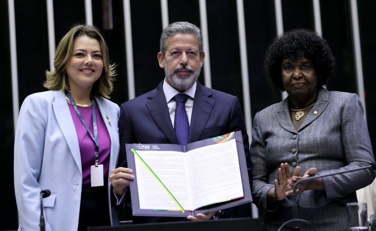 Lira mostra a Carta de Alagoas, documento final da reunião de Maceió, entre a senadora Leila Barros e a deputada Benedita da Silva