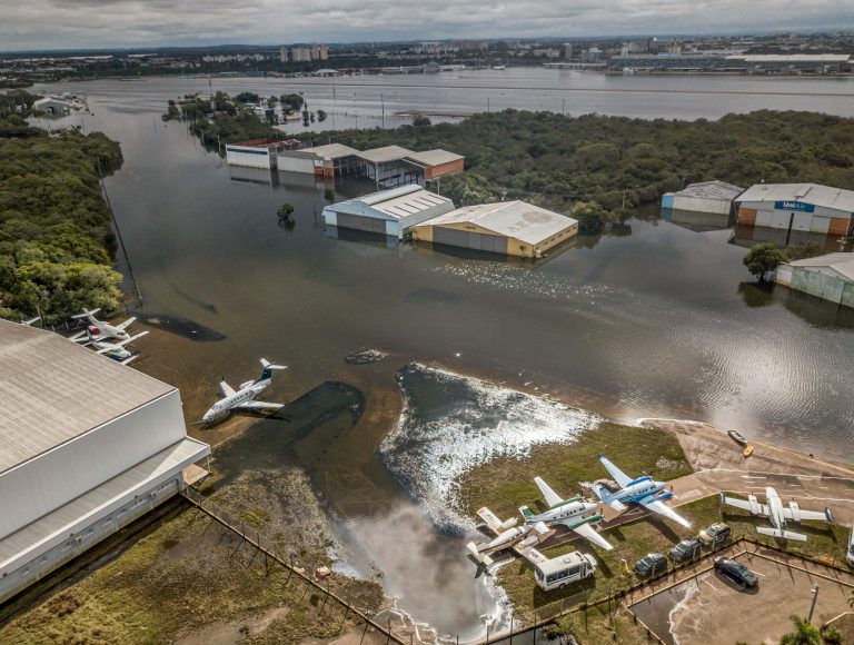 Aeroporto de Porto Alegre alagado pelas enchentes do início de 2024