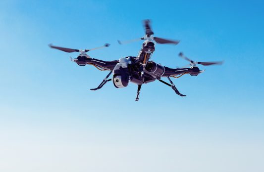 Drone sobrevooa um céu azul