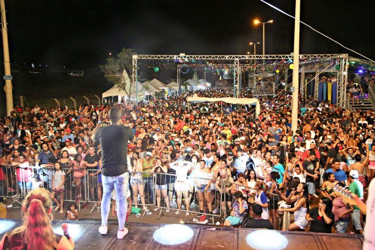 Cultura - música - shows público artistas lazer (Carnaval 2018 em Uberaba-MG)