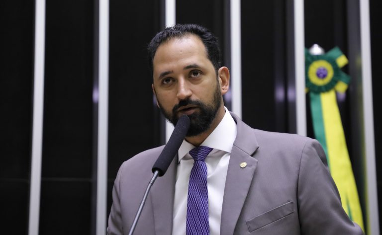 Deputado Maurício do Vôlei fala ao microfone