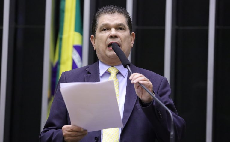Deputado Mauro Benevides Filho fala ao microfone