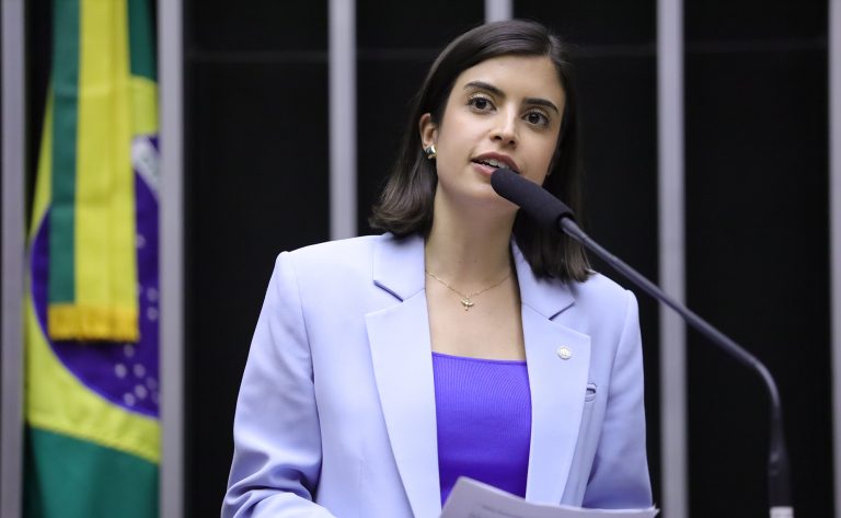 Deputada Tabata Amaral fala ao microfone