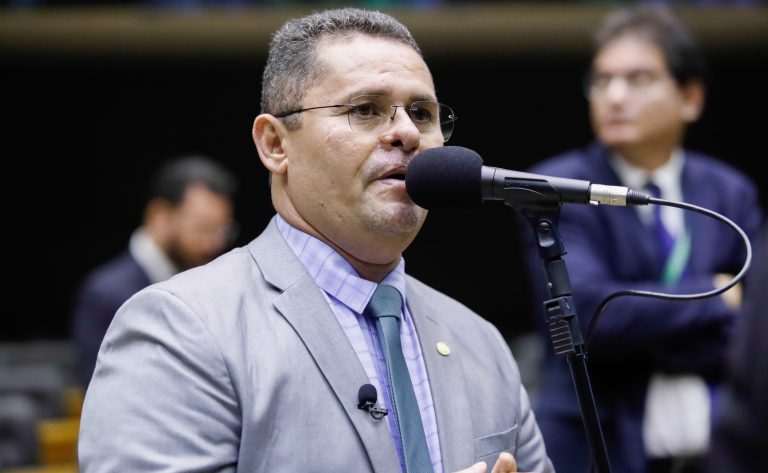 Deputado Albuquerque (Republicanos-RR) fala no Plenário da Câmara dos Deputados