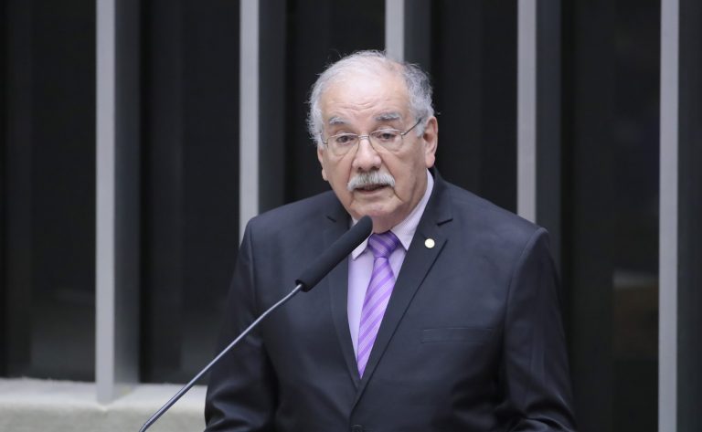 Deputado Dr. Luiz Ovando (PP-MS) em sessão no Plenário da Câmara dos Deputados