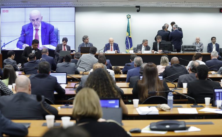 Discussão e votação de propostas legislativas.
