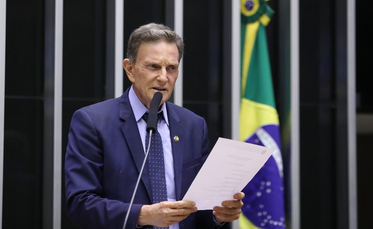 Deputado Marcelo Crivella fala ao microfone