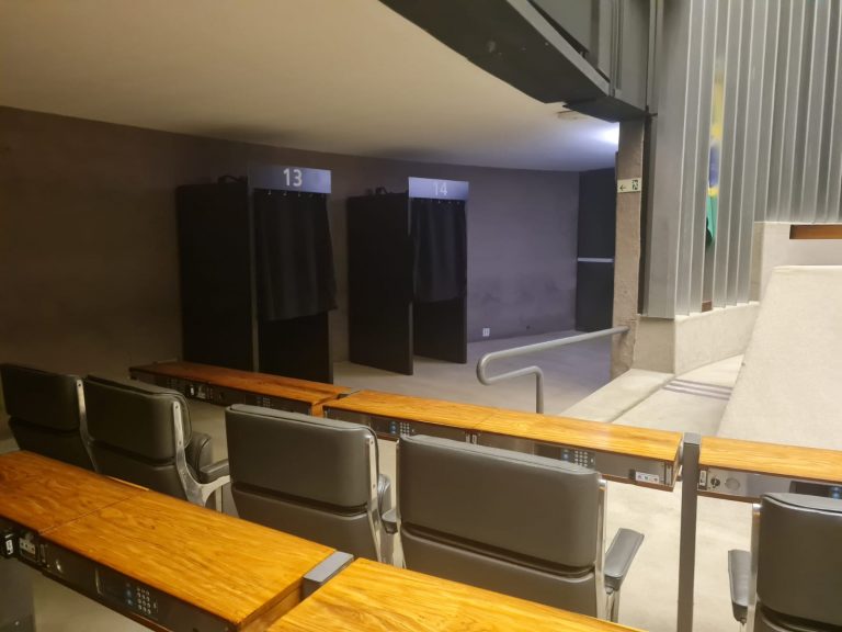 cabines de votação no plenário