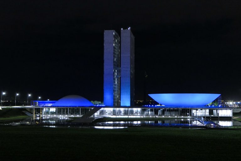 Saúde - geral - cúpula do congresso nacional iluminada de azul - novembro azul - câncer de próstata