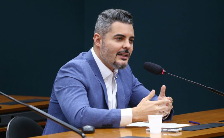 Deputado Thiago Flores (MDB-RO) fala em comissão da Câmara dos Deputados
