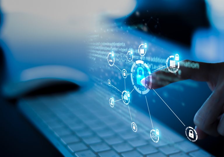 Computador e uma pessoa com dedo num ícone de cadeado