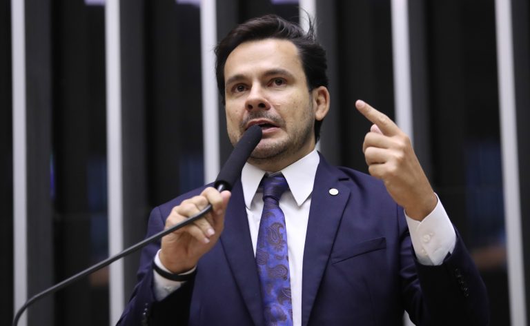 Deputado Capitão Alberto Neto fala ao microfone