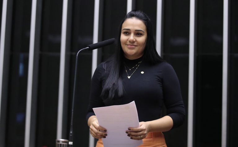 Deputada Dayany Bittencourt (União-CE) fala no Plenário da Câmara dos Deputados