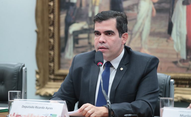Deputado Ricardo Ayres (Republicanos-TO) fala em comissão da Câmara dos Deputados